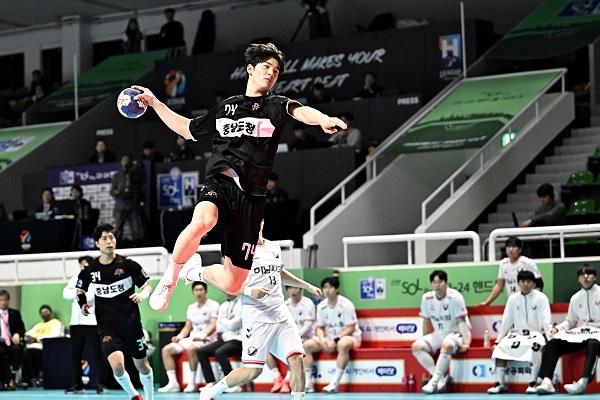사진 신한 SOL페이 23-24 핸드볼 H리그 남자부 경기에서 충남도청 오황제가 슛을 날리고 있다. 한국핸드볼연맹
