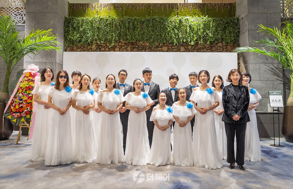 코웨이 물빛소리 합창단이 1일 서울시 영등포구 글래드호텔에서 진행된 ‘2023 제31회 전국장애인합창대회’ 시상식에서 금상을 수상했다. 물빛소리 합창단이 기념 사진을 촬영하고 있다. / 사진제공=코웨이
