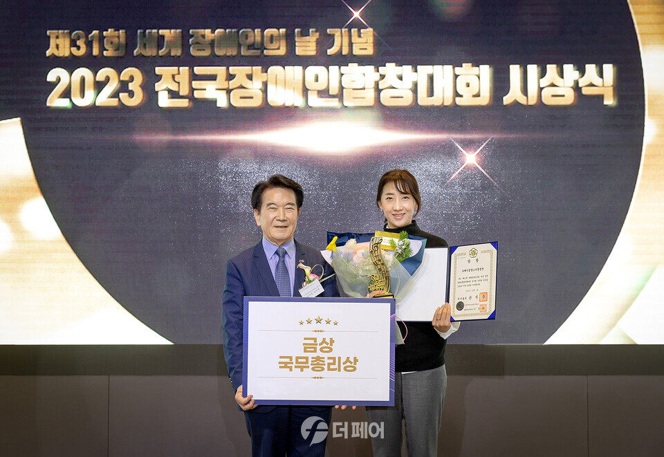 코웨이 물빛소리 합창단이 1일 서울시 영등포구 글래드호텔에서 진행된 ‘2023 제31회 전국장애인합창대회’ 시상식에서 금상을 수상했다. 함정민 코웨이 물빛소리 합창단 지휘자(오른쪽)와 최공열 국제장애인문화교류협회중앙회 이사장(왼쪽)이 기념 사진을 촬영하고 있다. / 사진제공=코웨이