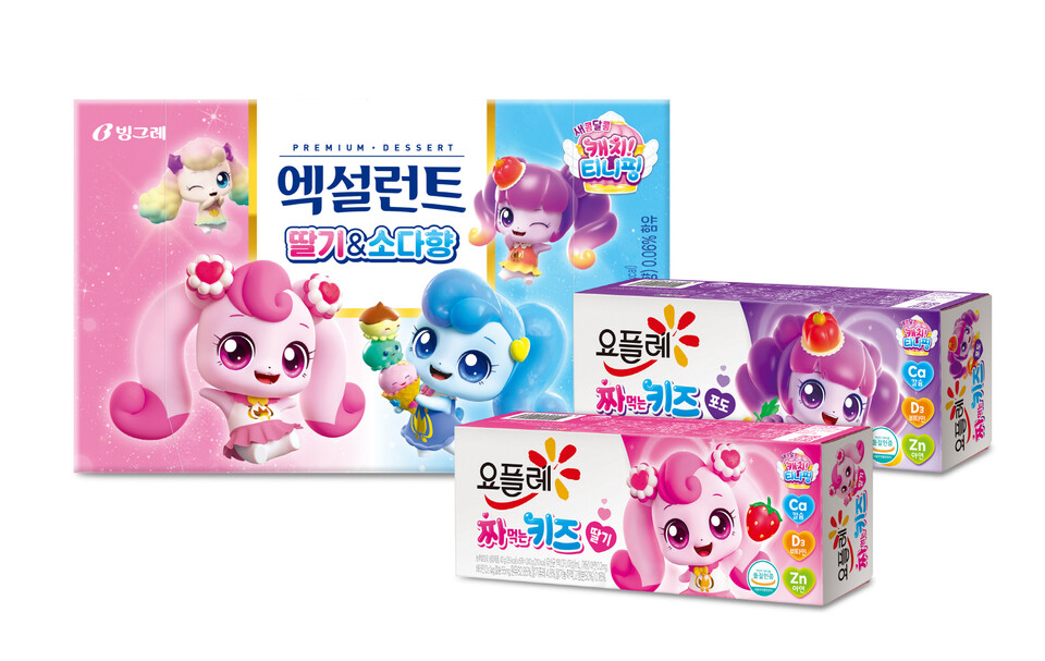 사진제공=빙그레 / 티니핑 협업 제품 '엑설런트 딸기&소다향'(좌)과 '요플레 짜먹는 키즈 2종 딸기, 포도맛'(우) 