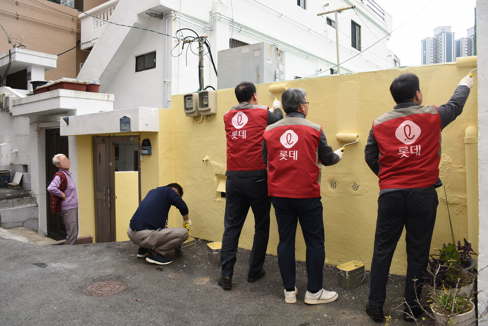 사진제공=롯데건설 / 샤롯데 봉사단이 건설업 연계 대표 사회공헌인 '꿈과 희망의 러브하우스' 봉사활동에 참여하고 있다.