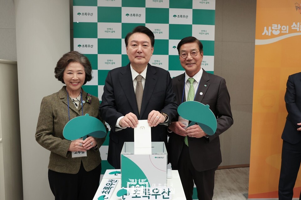 사진제공=초록우산 / 초록우산(회장 황영기)은 취약계층 ‘2023 기부·나눔단체 초청행사’에서 윤석열 대통령으로부터 취약계층아동 지원을 위한 ‘초록우산 산타원정대’ 캠페인 성금을 전달받았다고 5일 밝혔다.