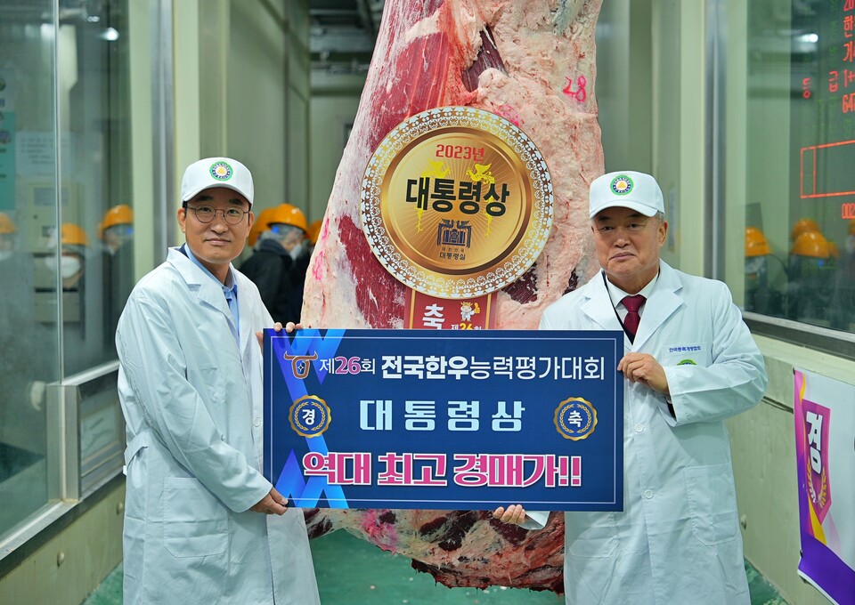 사진제공=동원홈푸드 / 이영상 동원홈푸드 축육부문 대표(왼쪽)와 이재윤 한국종축개량협회 회장(오른쪽)이 ‘제26회 전국한우능력평가대회’에서 대통령상 한우를 낙찰받고 기념 촬영을 하고 있다.