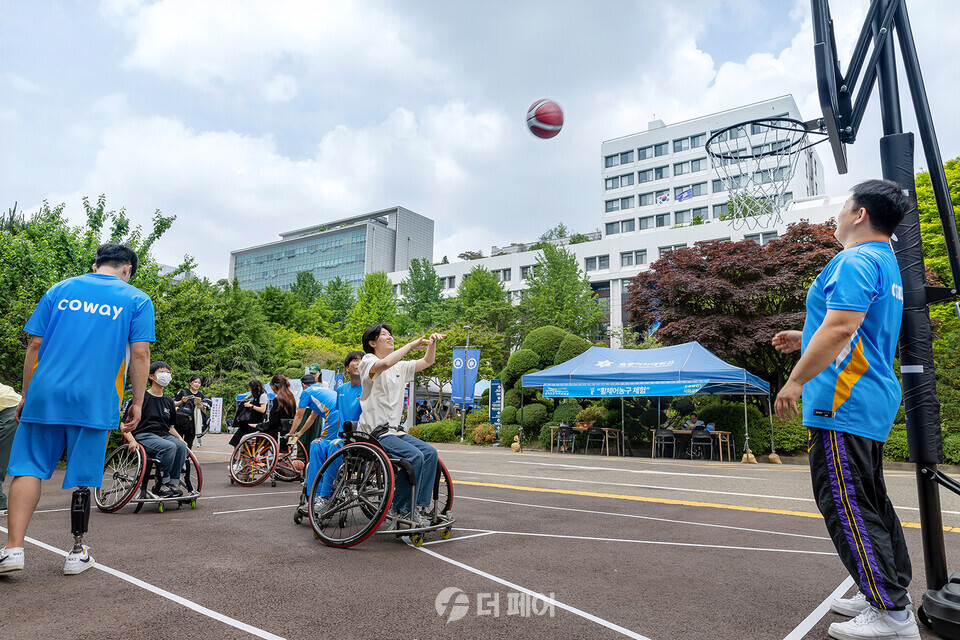 사진제공=코웨이 / 코웨이 블루휠스 휠체어농구단 선수단과 함께한 휠체어 농구 체험