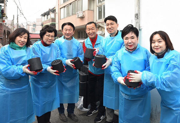 사진제공=의정부시청 / 봉사활동에 참여한 김동근 시장(좌측 세번째)