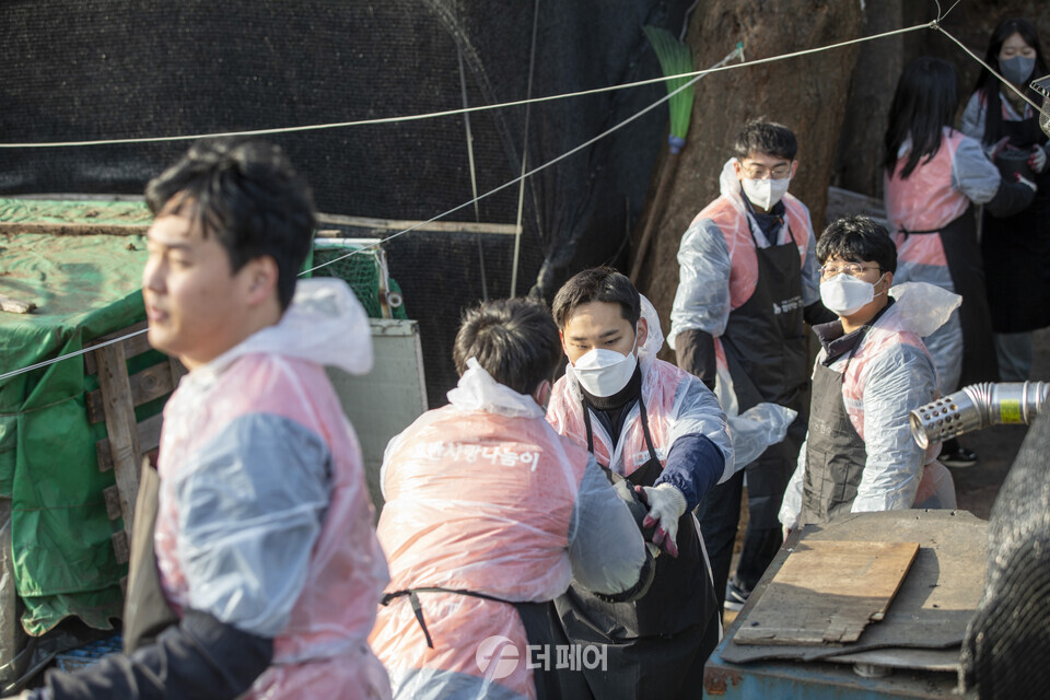 호반그룹 신입사원, ‘사랑의 연탄 나눔’ 봉사활동 모습 / 사진제공=호반그룹