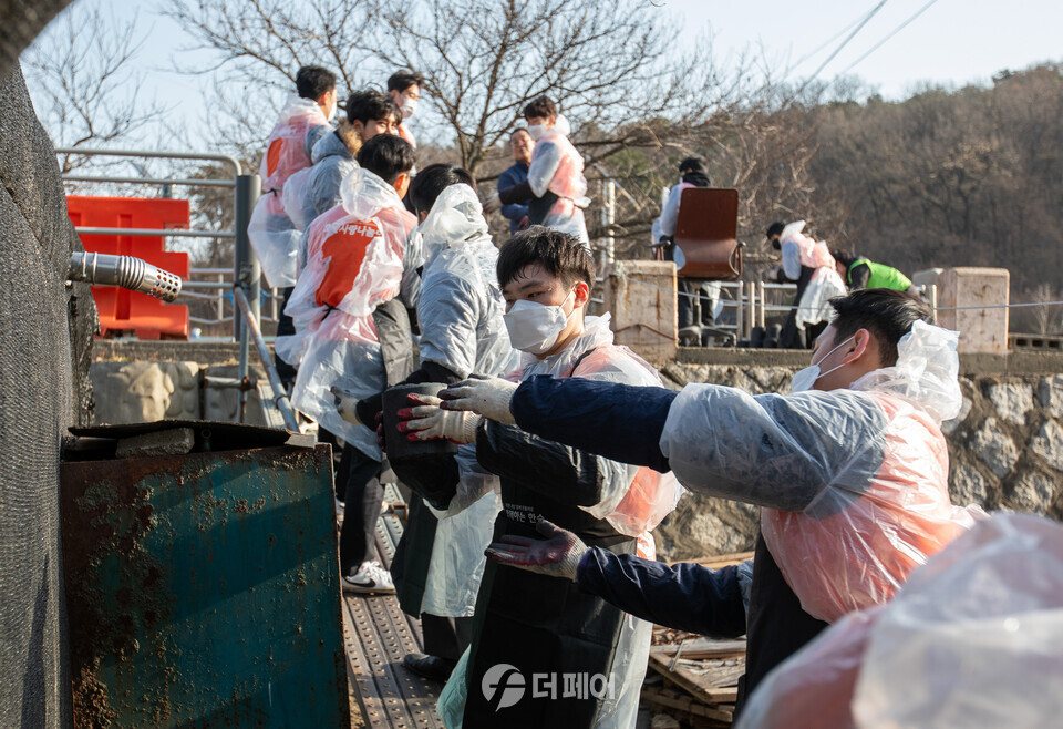 호반그룹 신입사원, ‘사랑의 연탄 나눔’ 봉사활동 모습 / 사진제공=호반그룹