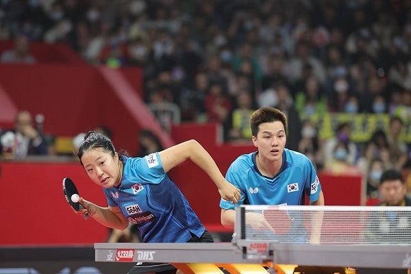 사진 2023 ITTF 혼성팀 월드컵 결승에 나선 혼합복식 안재현-신유빈의 경기 모습, ITTF