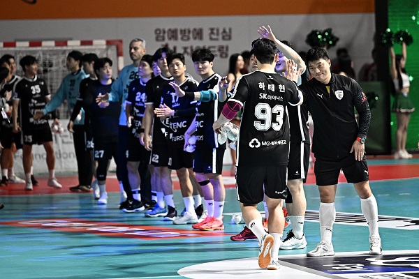사진 신한 SOL페이 23-24 핸드볼 H리그 남자부 2라우드 1차전에서 SK호크스 선수들이 입장하고 있다. 한국핸드볼연맹