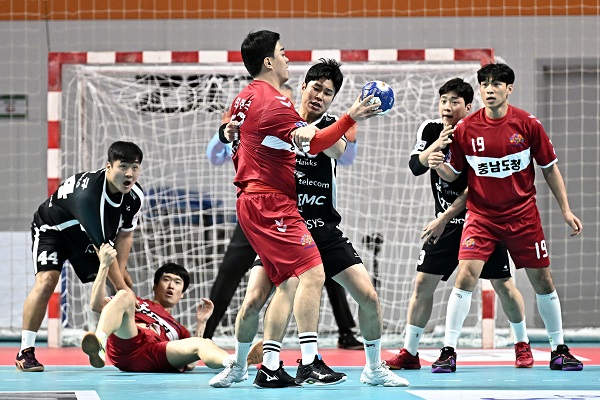 사진 신한 SOL페이 23-24 핸드볼 H리그 남자부 2라우드 1차전에서 SK호크스 선수들이 상대의 공격을 봉쇄하고 있다. 한국핸드볼연맹