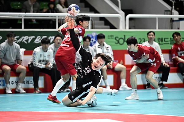 사진 신한 SOL페이 23-24 핸드볼 H리그 남자부 2라우드 1차전에서 SK호크스 이현식이 슛을 시도하고 있다. 한국핸드볼연맹