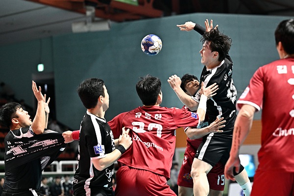 사진 신한 SOL페이 23-24 핸드볼 H리그 남자부 2라우드 1차전에서 SK호크스 선수가 상대의 수비틀 뚫고 슛을 시도하고 있다. 한국핸드볼연맹