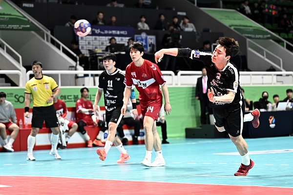 사진 신한 SOL페이 23-24 핸드볼 H리그 남자부 2라우드 1차전에서 SK호크스 선수가 7m 스로우를 던지고 있다. 한국핸드볼연맹