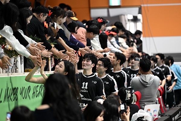 사진 신한 SOL페이 23-24 핸드볼 H리그 남자부 2라우드 1차전에서 승리한 SK호크스 선수들이 관중들과 기쁨을 나누고 있다. 한국핸드볼연맹