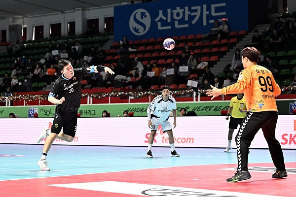 사진 신한 SOL페이 23-24 핸드볼 H리그 남자부 2라운드에서 슛을 날리는 상무피닉스 연민모, 한국핸드볼연맹