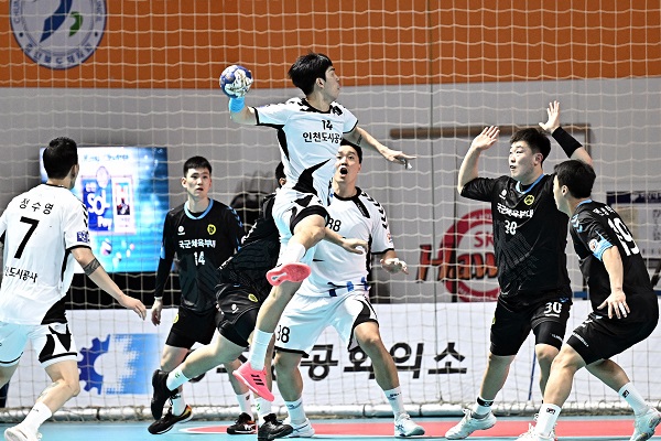 사진 신한 SOL페이 23-24 핸드볼 H리그 2라운드에서 슛을 시도하는 인천도시공사 윤시열, 한국핸드볼연맹