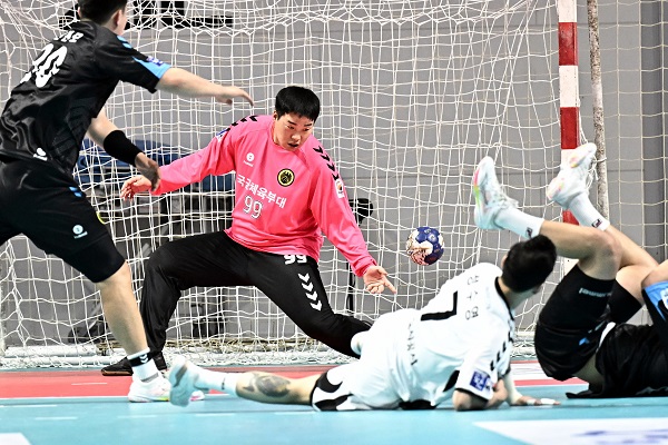 사진 신한 SOL페이 23-24 핸드볼 H리그 2라운드에서 넘어지면서 슛을 시도하는 인천도시공사 정수영, 한국핸드볼연맹