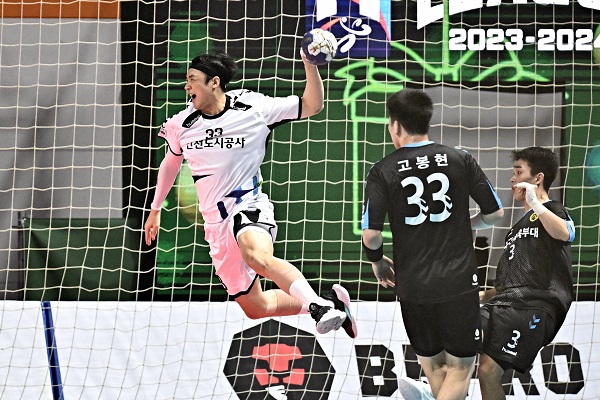 사진 신한 SOL페이 23-24 핸드볼 H리그 2라운드에서 슛을 시도하는 인천도시공사 하민호, 한국핸드볼연맹