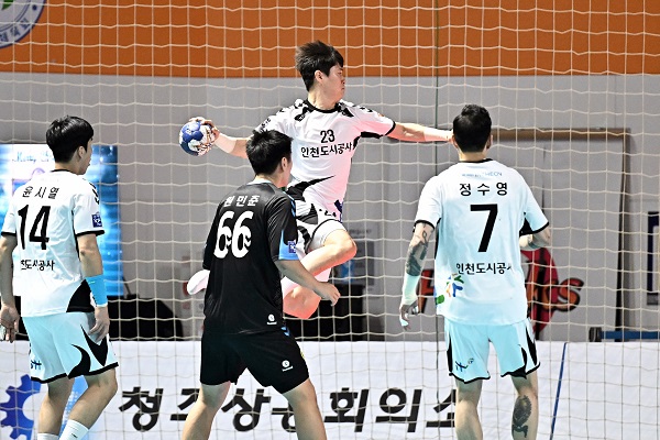사진 신한 SOL페이 23-24 핸드볼 H리그 2라운드에서 슛을 시도하는 인천도시공사 박동현, 한국핸드볼연맹