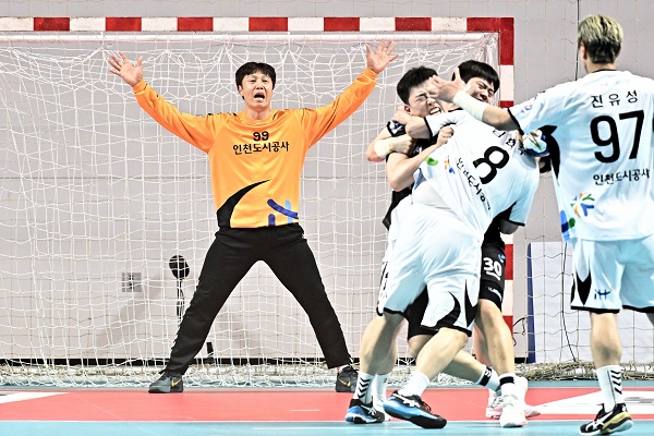 사진 신한 SOL페이 23-24 핸드볼 H리그 2라운드에서 상대의 공격을 원천봉쇄하는 인천도시공사 선수들, 한국핸드볼연맹
