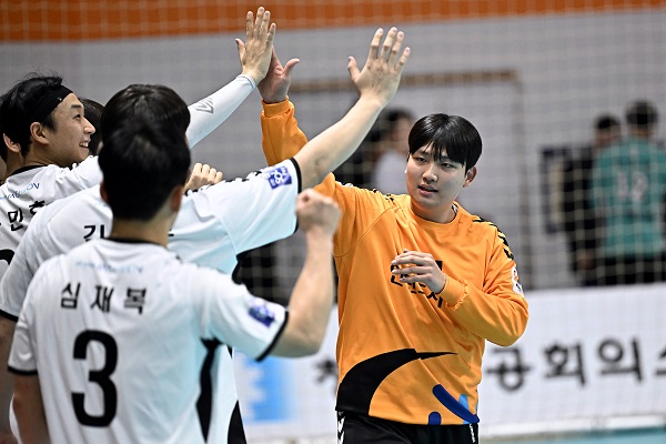 사진 신한 SOL페이 23-24 핸드볼 H리그 2라운드에서 승리 후 하이파이브 하는 인천도시공사 선수들, 한국핸드볼연맹