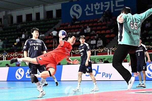 사진 신한 SOL페이 23-24 핸드볼 H리그 남자부 2라운드 1차전에서 슛을 날리는 하남시청 선수, 한국핸드볼연맹