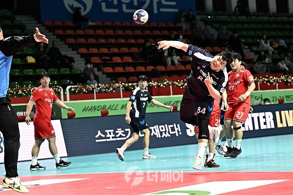 사진 신한 SOL페이 23-24 핸드볼 H리그 남자부 2라운드에서 슛을 시도하는 두산의 김민규, 한국핸드볼연맹
