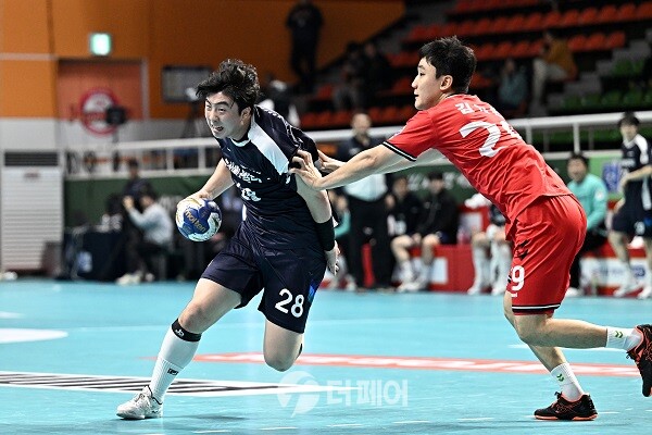 사진 신한 SOL페이 23-24 핸드볼 H리그 남자부 2라운드에서 수비를 뚫고 있는 두산의 김진호, 한국핸드볼연맹