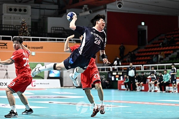사진 신한 SOL페이 23-24 핸드볼 H리그 남자부 2라운드에서 수비를 뚫고 슛을 시도하는 두산의 김진호, 한국핸드볼연맹