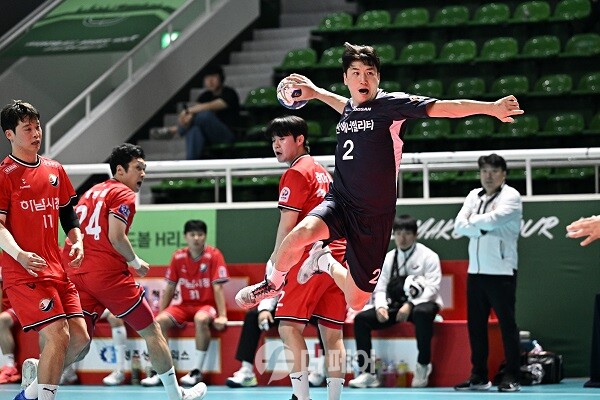 사진 신한 SOL페이 23-24 핸드볼 H리그 남자부 2라운드에서 슛을 시도하는 두산의 정의경, 한국핸드볼연맹