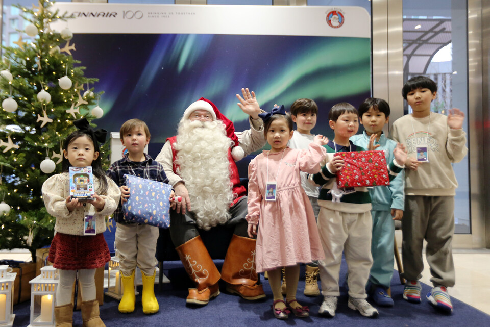 사진제공=하나투어 / 하나투어 본사에서 임직원 가족들이 핀란드 산타와 함께 기념 촬영을 하고 있다.