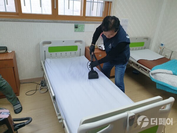 주철현 의원이 여수 돌산노인요양원을 찾아 봉사활동을 하고 있는 모습 / 사진제공=주철현 의원실