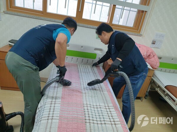 주철현 의원이 홈케어 드림팀과 여수 돌산노인요양원을 찾아 봉사활동을 하고 있는 모습 / 사진제공=주철현 의원실