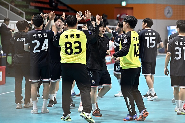 사진 신한 SOL페이 23-24 핸드볼 H리그 하남시청 선수들이 파이팅을 외치고 있다. 한국핸드볼연맹