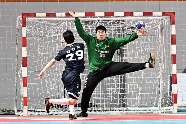 사진 신한 SOL페이 23-24 핸드볼 H리그 남자부 2라운드에서 상무피닉스를 맞은 하남시청 김지훈이 슛을 날리고 있다. 한국핸드볼연맹
