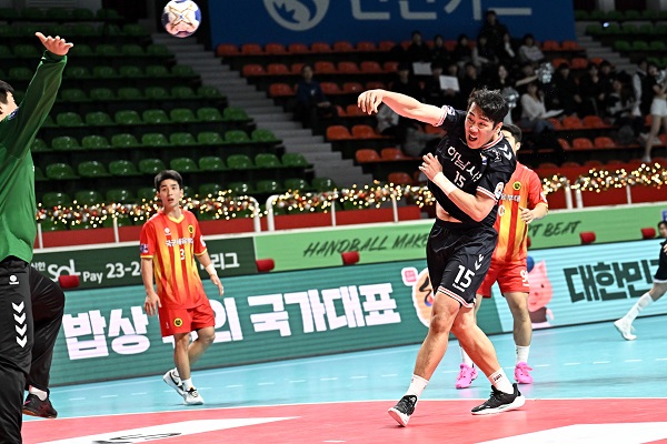 사진 신한 SOL페이 23-24 핸드볼 H리그 남자부 2라운드에서 상무피닉스를 맞은 하남시청 김동명이 슛을 날리고 있다. 한국핸드볼연맹