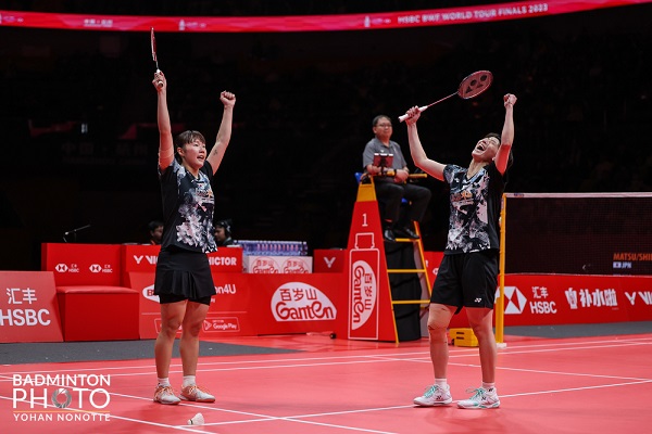 사진 2023 BWF 월드투어 파이널 여자복식 준결에서 부상 투혼을 발휘하며 승리를 거둔 백하나-이소희 조가 승리를 확정하고 기뻐하고 있다. BADMINTON PHOTO