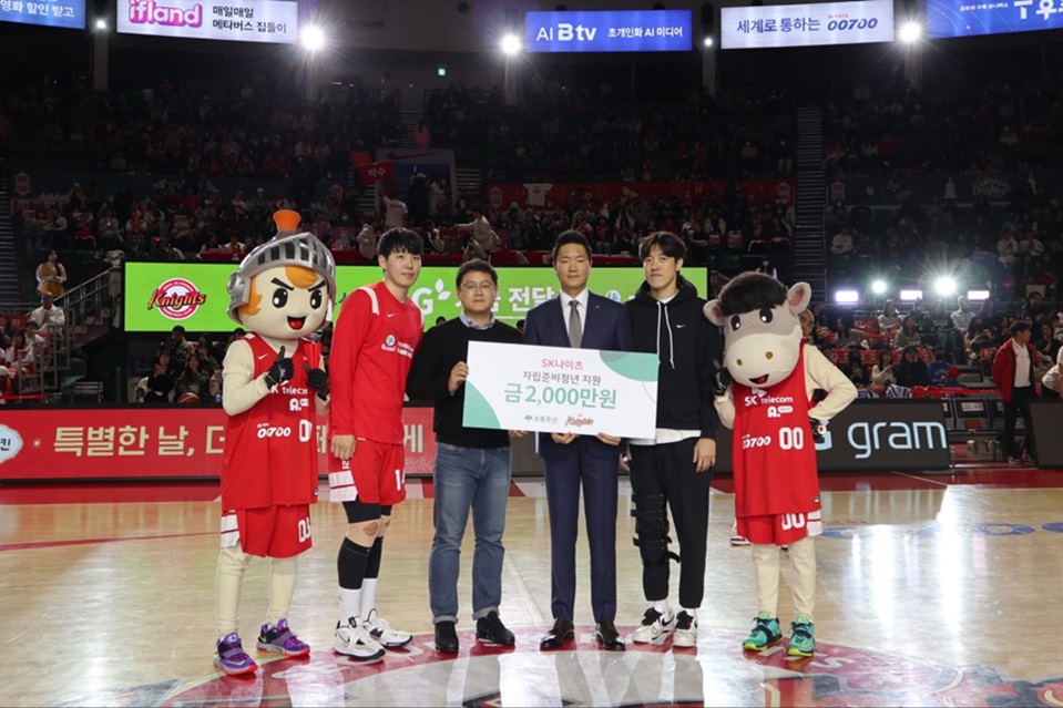 사진제공=초록우산 / 초록우산이 서울SK나이츠와 함께 16일 잠실학생체육관에서 기부금 전달식을 진행하고 있다.(왼쪽부터 최부경 선수, 초록우산 서울3지역본부 강태원 팀장, 전희철 감독, 허일영 선수)