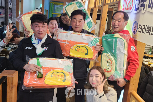 사진 2023 전라북도 배드민턴 활성화를 위한 가족한마당대회 선물 증정