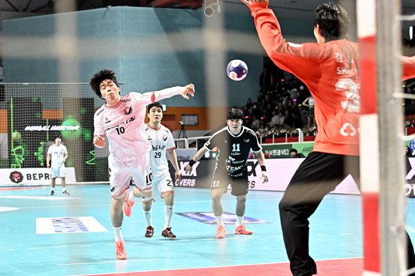 사진 신한 SOL페이 23-24 핸드볼 H리그 남자부 2라운드에서 하남시청 유찬민이 슛을 시도하고 있다. 한국핸드볼연맹