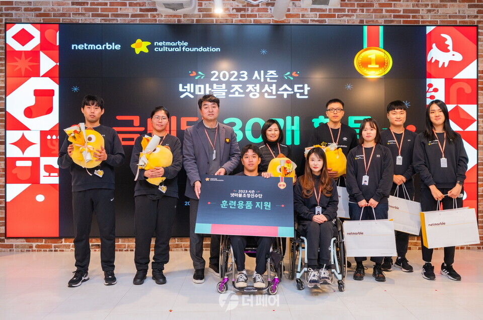 왼쪽부터 이승주선수, 한은지선수, 김성철님, 전숭보선수(휠체어), 조연희감독, 임효신선수(휠체어), 이봉희선수(안경), 강현주선수, 강이성선수, 배지인선수 / 사진제공=넷마블문화재단