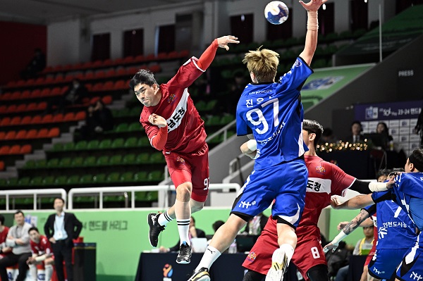 사진 신한 SOL페이 23-24 핸드볼 H리그 남자부 2라운드 3차전에서 슛을 날리는 충남도청 최현근, 한국핸드볼연맹