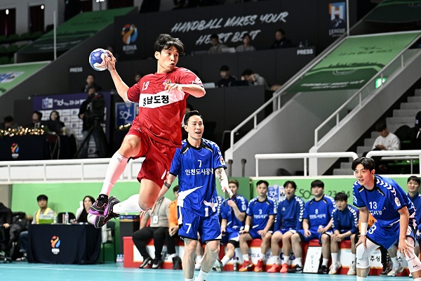 사진 신한 SOL페이 23-24 핸드볼 H리그 남자부 2라운드 3차전에서 슛을 날리는 충남도청 남성욱, 한국핸드볼연맹