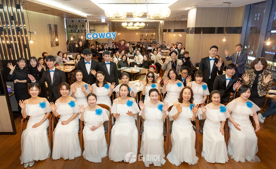 코웨이 물빛소리 합창단과 가족들이 기념 촬영을 하고 있다. / 사진제공=코웨이