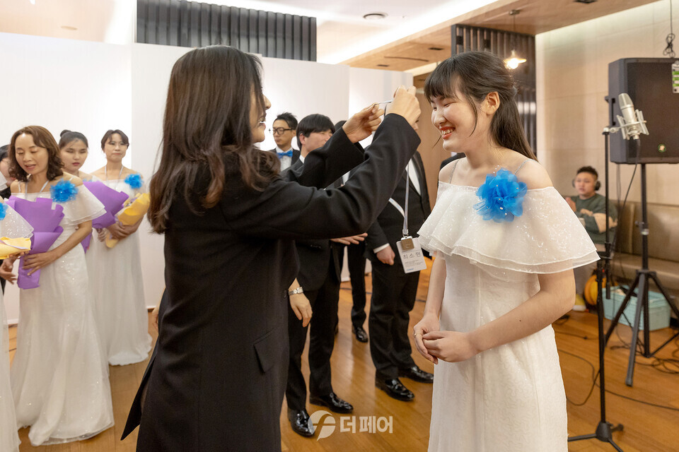 코웨이 물빛소리 합창단 신규 단원이 사원증을 전달받고 있다. / 사진제공=코웨이