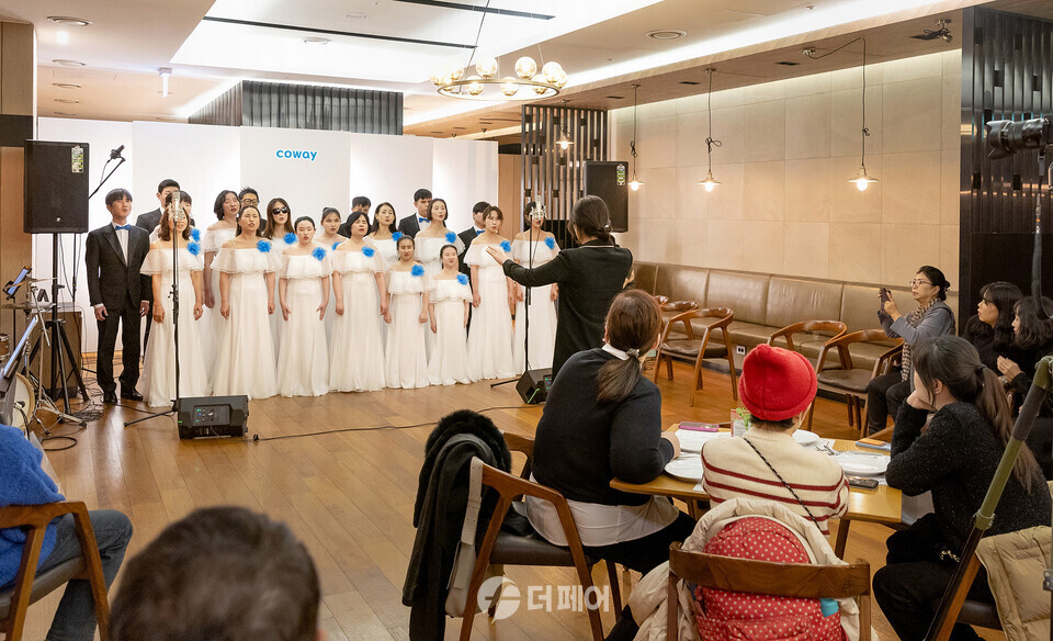 코웨이가 지난 20일 서울시 영등포구 페어필드바이메리어트 호텔에서 물빛소리 합창단 가족들을 초청해 연말 송년 행사 및 신규 단원 입사식을 열었다. 행사에 참석한 가족들이 코웨이 물빛소리 합창단의 공연을 감상하고 있다. / 사진제공=코웨이