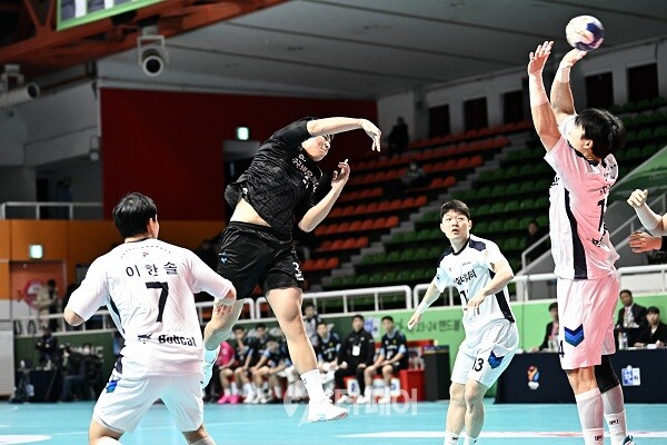 사진 신한 SOL페이 23-24 핸드볼 H리그 남자부 2라드에서 상무피닉스 선수가 두산 수비를 뚫고 슛을 날리고 있다. 한국핸드볼연맹