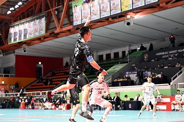 사진 신한 SOL페이 23-24 핸드볼 H리그 남자부 2라드에서 상무피닉스 권성혁이 슛을 날리고 있다. 한국핸드볼연맹