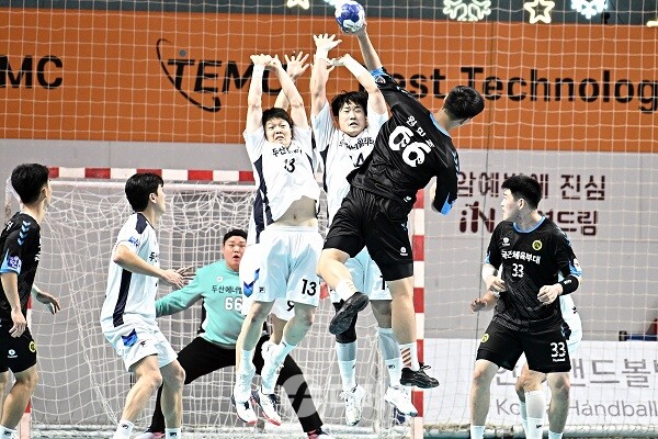 사진 신한 SOL페이 23-24 핸드볼 H리그 남자부 2라드에서 상무피닉스 원민준이 두산 수비를의 벽을 넘어 슛을 날리고 있다. 한국핸드볼연맹