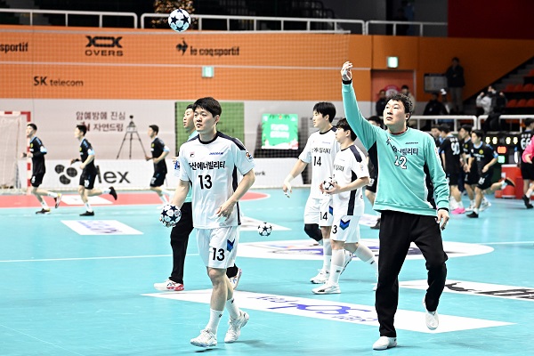 사진 신한 SOL페이 23-24 핸드볼 H리그 남자부 2라운드 경기에 앞서 두산 선수들이 관중들에게 선물을 던져주고 있다. 한국핸드볼연맹